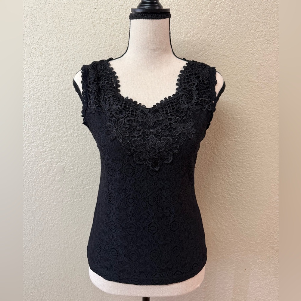 Lace sweetheart neck sleeveless blouse
